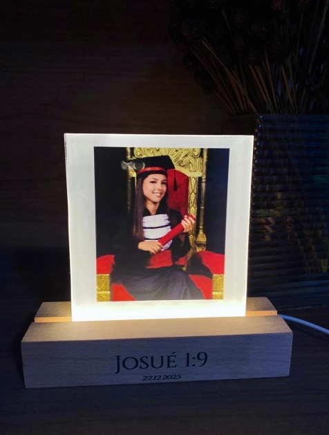 placa em acrílico com base iluminada.