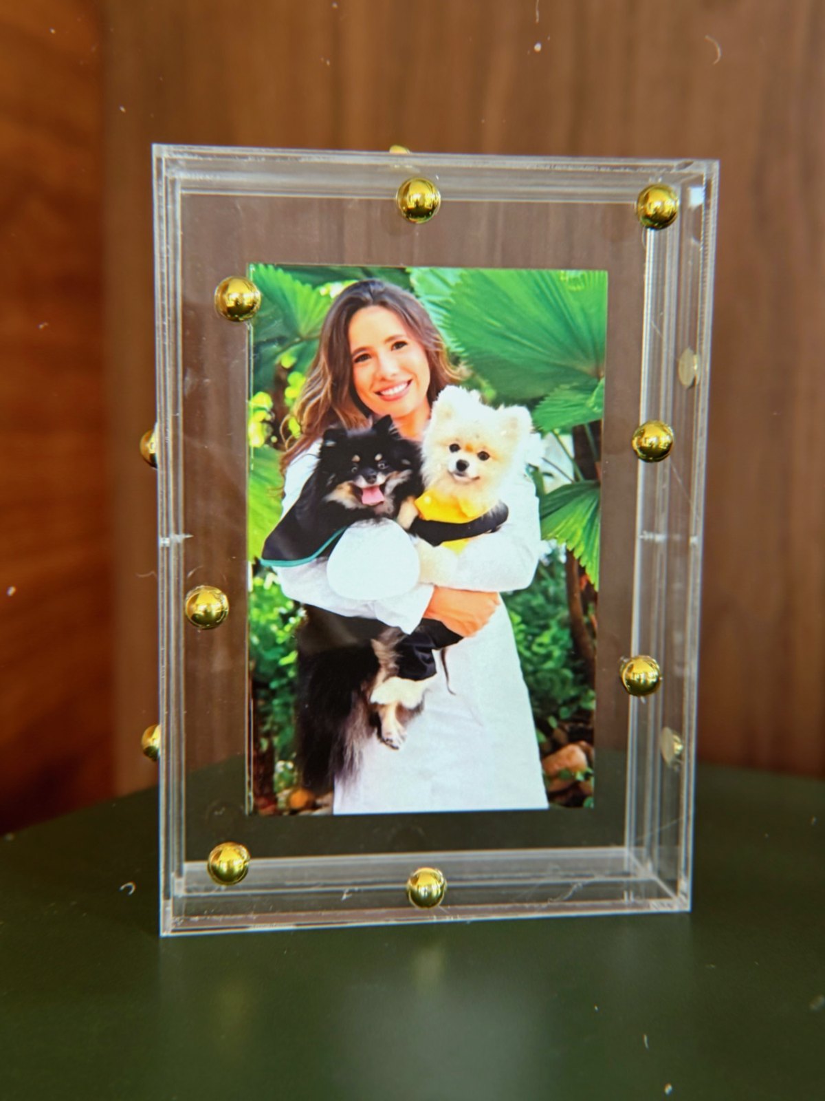 Porta retrato em acrílico 15x21 com azulejo personalizado e aplicação de esferas metálicas.